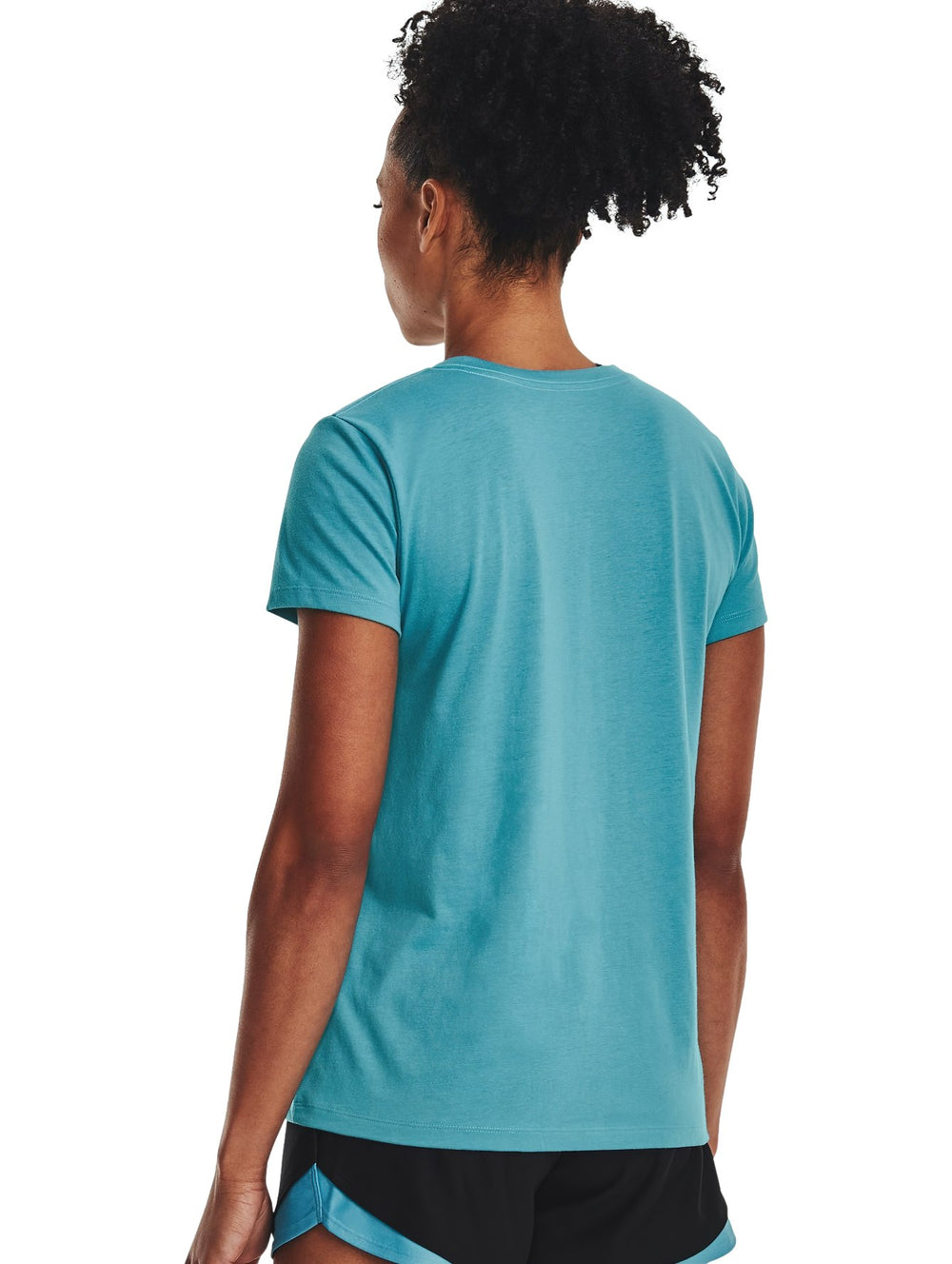 Mujer vistiendo camiseta deportiva Under Armour de color azul con logotipo blanco en el pecho.