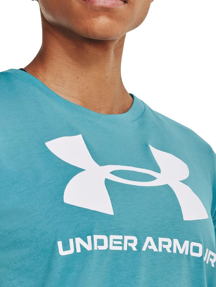 Mujer vistiendo camiseta deportiva Under Armour de color azul con logotipo blanco en el pecho.