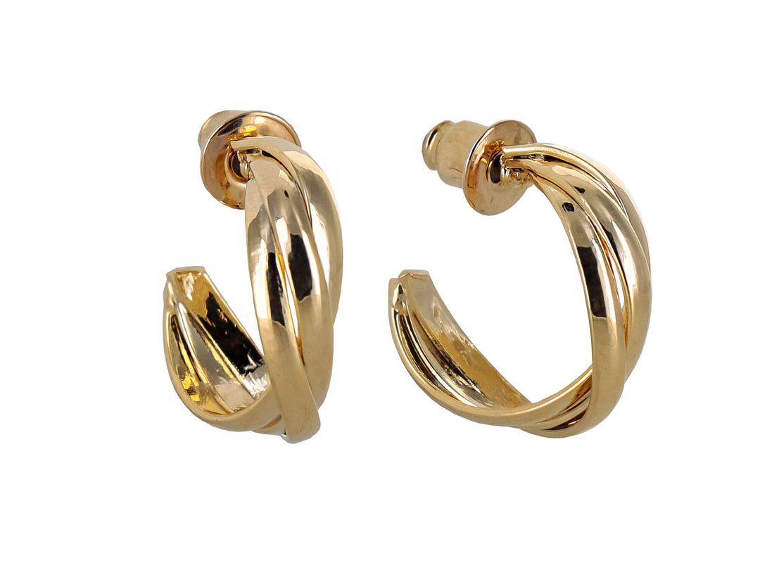 Par de pendientes dorados con diseño entrelazado y acabado brillante sobre fondo blanco.