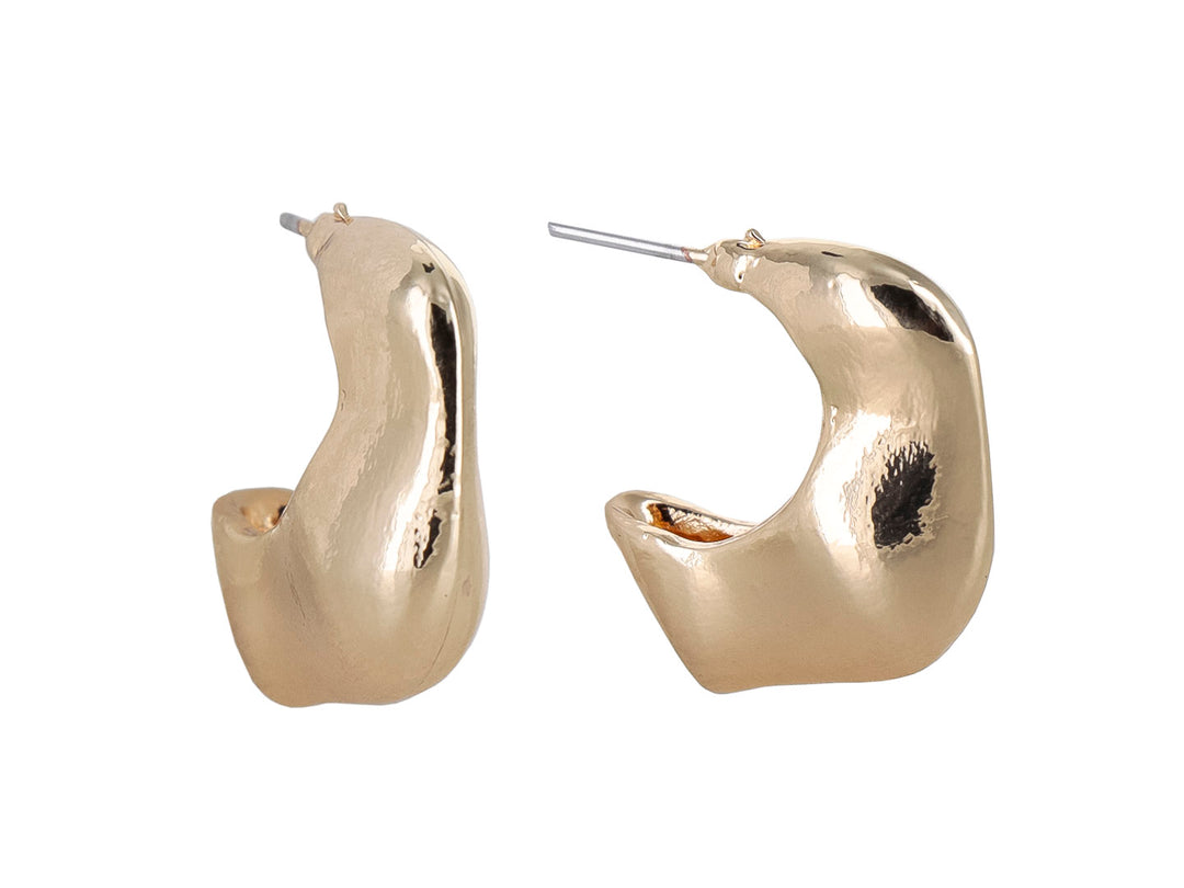 Par de pendientes dorados con diseño orgánico y acabado brillante.
