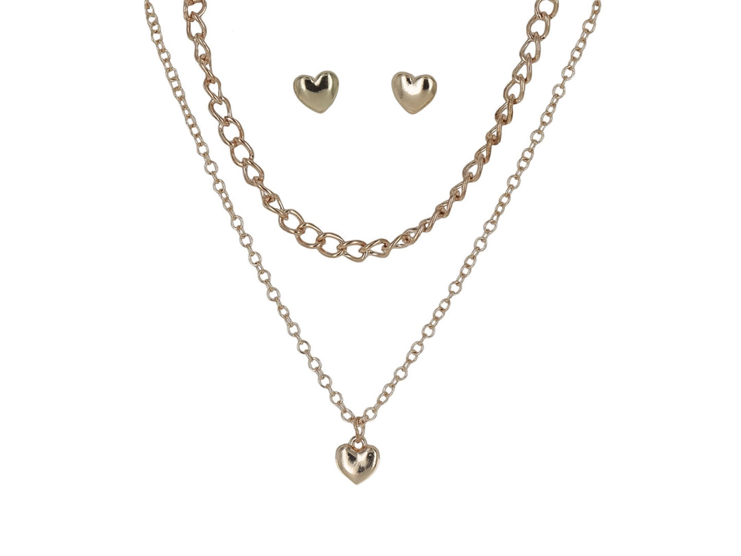 Set de joyería dorado compuesto por dos collares y aretes con forma de corazón.