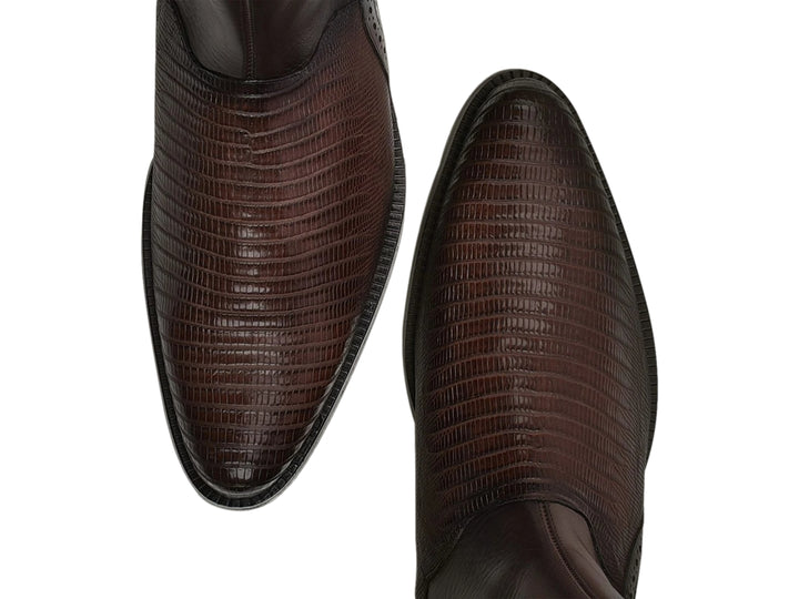 Bota Cuadra de piel de lagarto teju en color café con acabado elegante y textura escamosa.