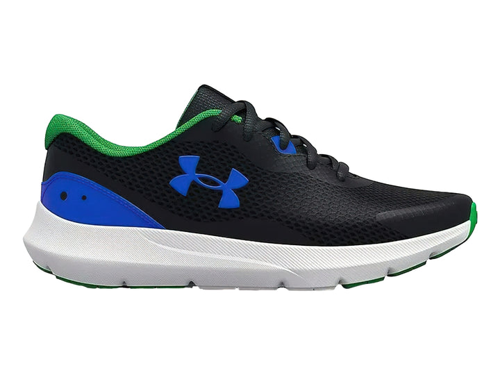Tenis deportivos Under Armour para niño en color negro con detalles en azul y verde y suela blanca.