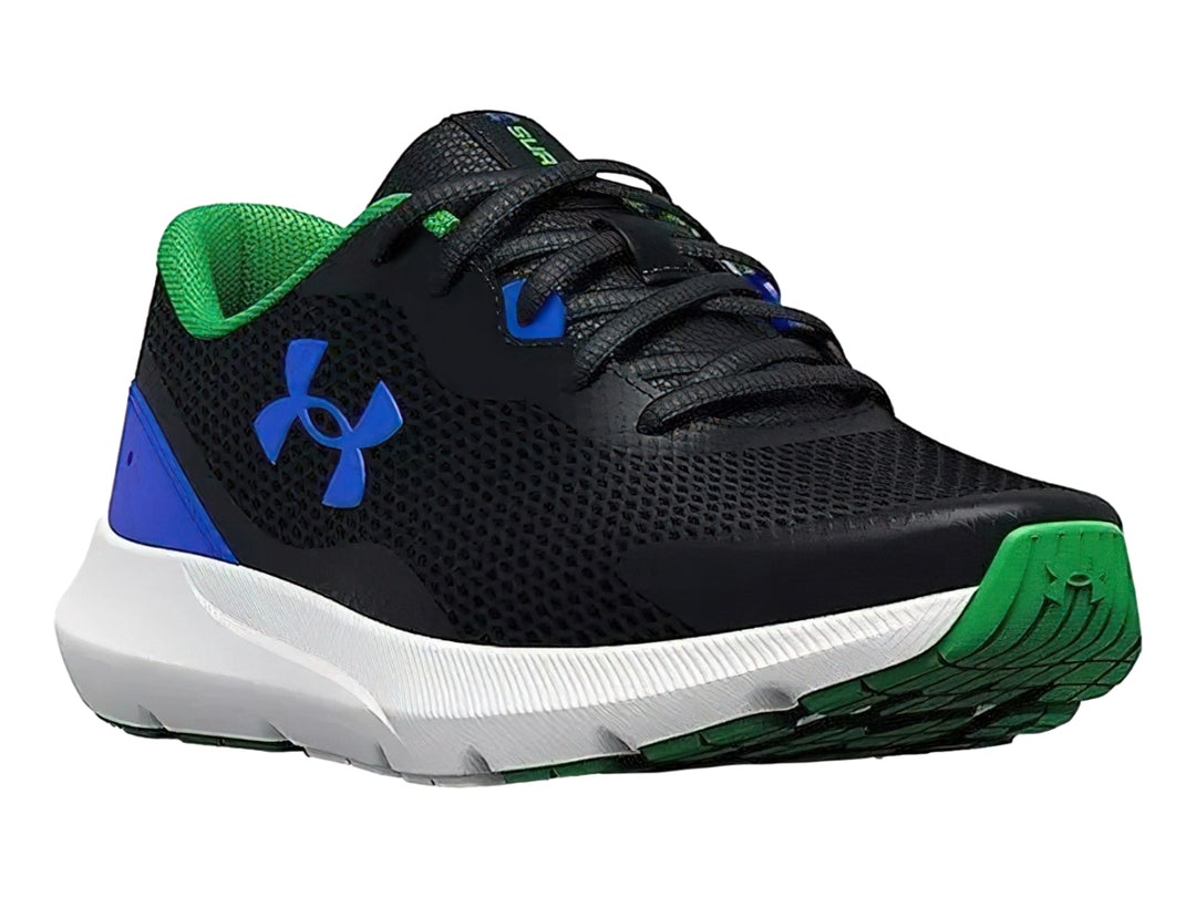 Tenis deportivos Under Armour para niño en color negro con detalles en azul y verde y suela blanca.
