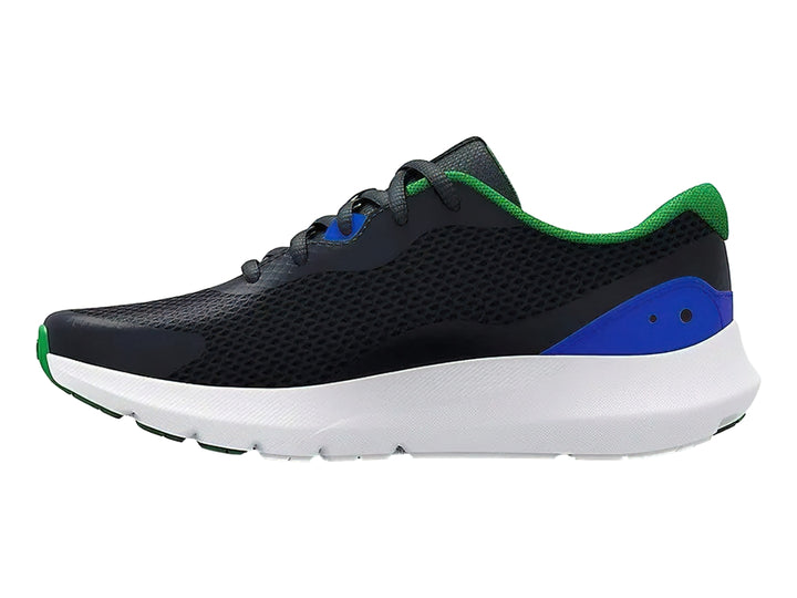 Tenis deportivos Under Armour para niño en color negro con detalles en azul y verde y suela blanca.