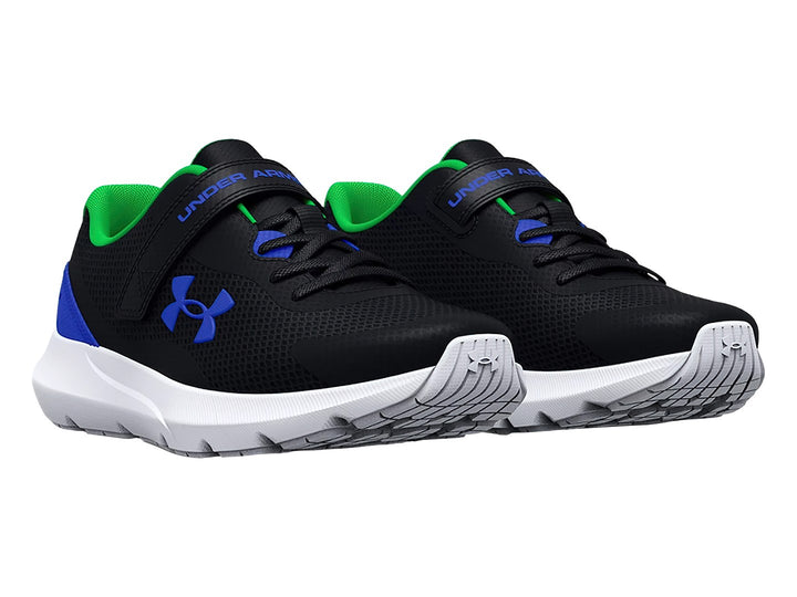 Tenis deportivos Under Armour color negro con detalles en azul y verde, suela blanca y cierre de velcro.