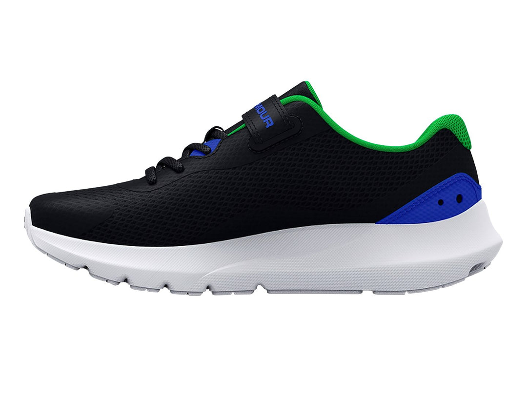 Tenis deportivos Under Armour color negro con detalles en azul y verde, suela blanca y cierre de velcro.