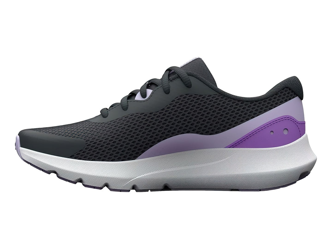 Tenis Under Armour Surge 3 en color gris con detalles morados y suela blanca para niña.