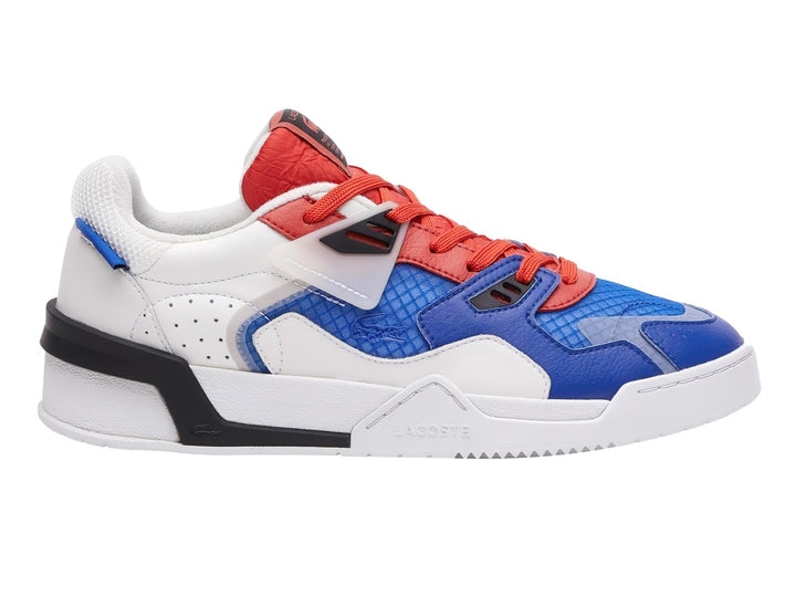 Tenis deportivos Lacoste en colores blanco, azul y rojo con suela blanca y detalles en negro.