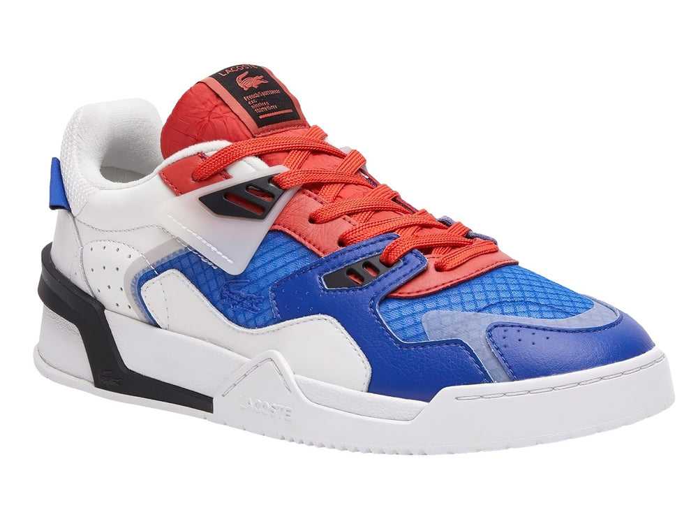 Tenis deportivos Lacoste en colores blanco, azul y rojo con suela blanca y detalles en negro.