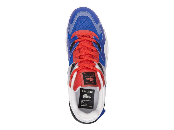 Tenis deportivos Lacoste en colores blanco, azul y rojo con suela blanca y detalles en negro.