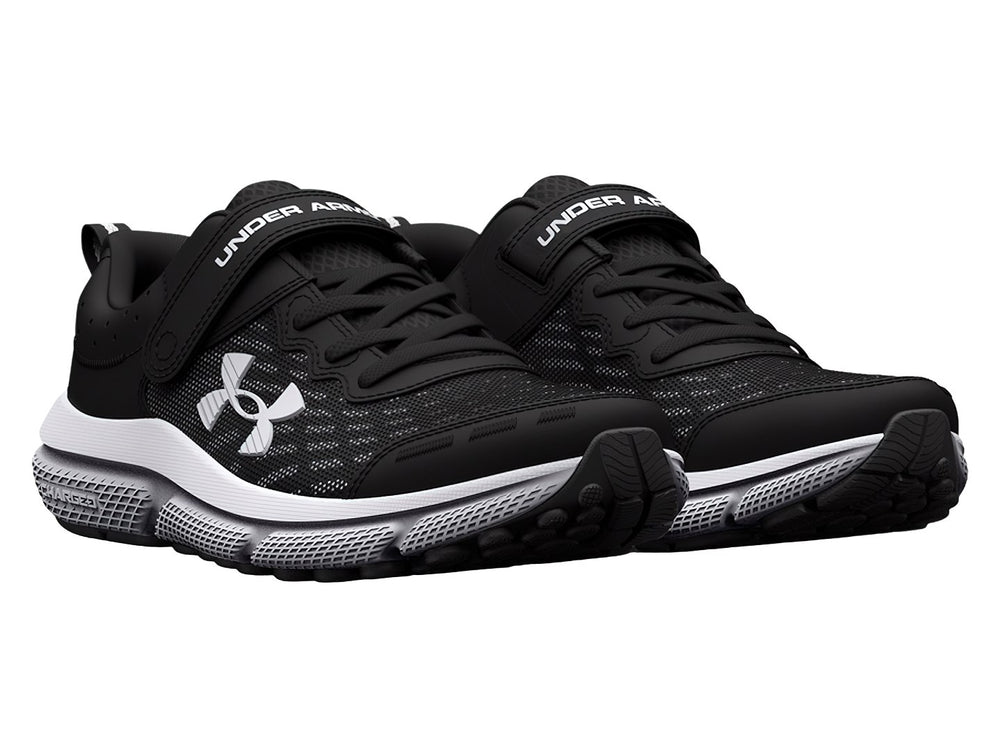 Tenis deportivos Under Armour color negro con suela blanca, cierre de correa y agujetas.
