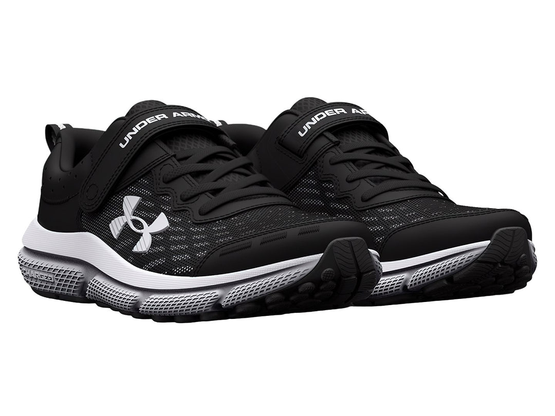 Tenis deportivos Under Armour color negro con suela blanca, cierre de correa y agujetas.
