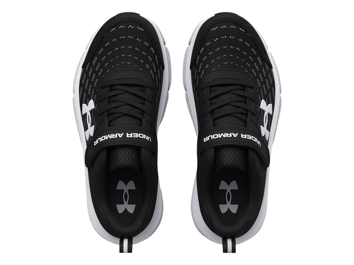 Tenis deportivos Under Armour color negro con suela blanca, cierre de correa y agujetas.