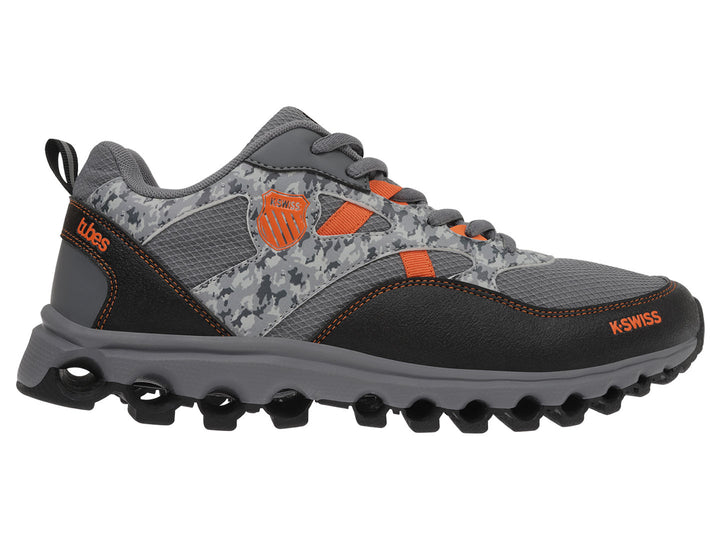Tenis deportivos K-Swiss en color gris con detalles naranjas y suela para trail.
