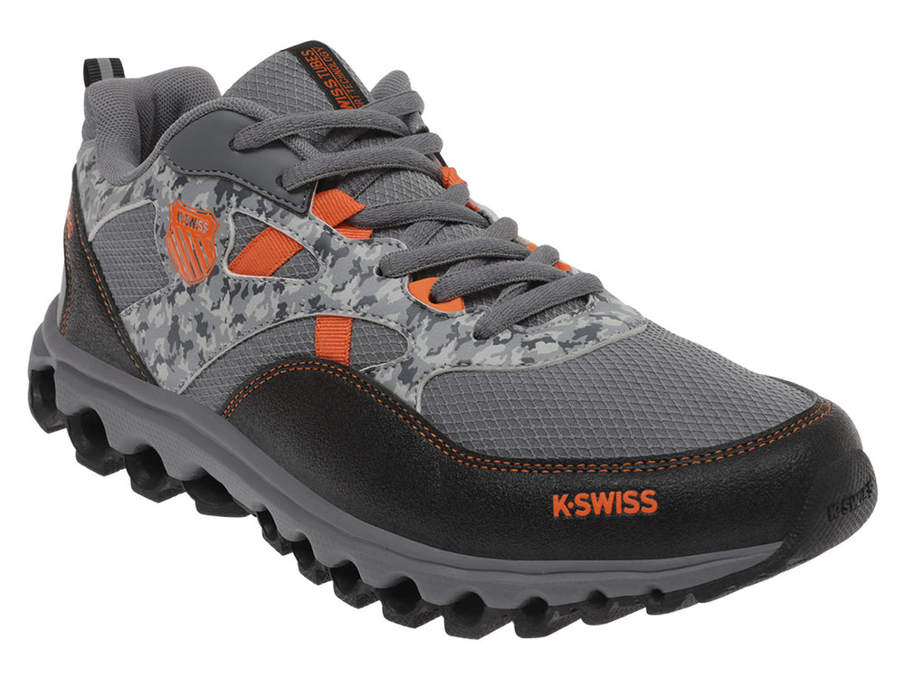Tenis deportivos K-Swiss en color gris con detalles naranjas y suela para trail.