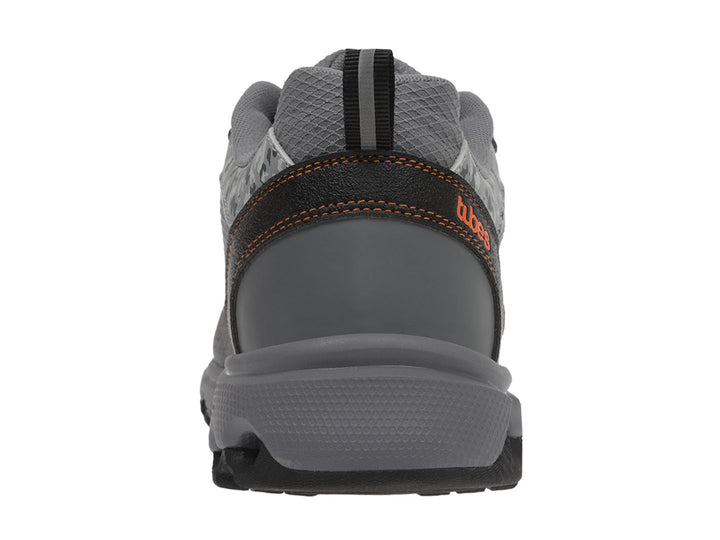 Tenis deportivos K-Swiss en color gris con detalles naranjas y suela para trail.