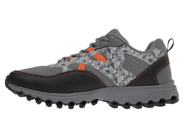 Tenis deportivos K-Swiss en color gris con detalles naranjas y suela para trail.