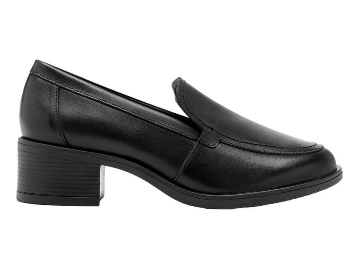 Zapato tipo mocasín de cuero negro con tacón cuadrado bajo.