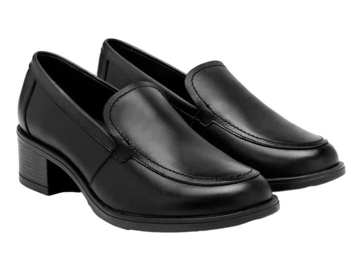 Zapato tipo mocasín de cuero negro con tacón cuadrado bajo.