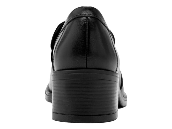 Zapato tipo mocasín de cuero negro con tacón cuadrado bajo.