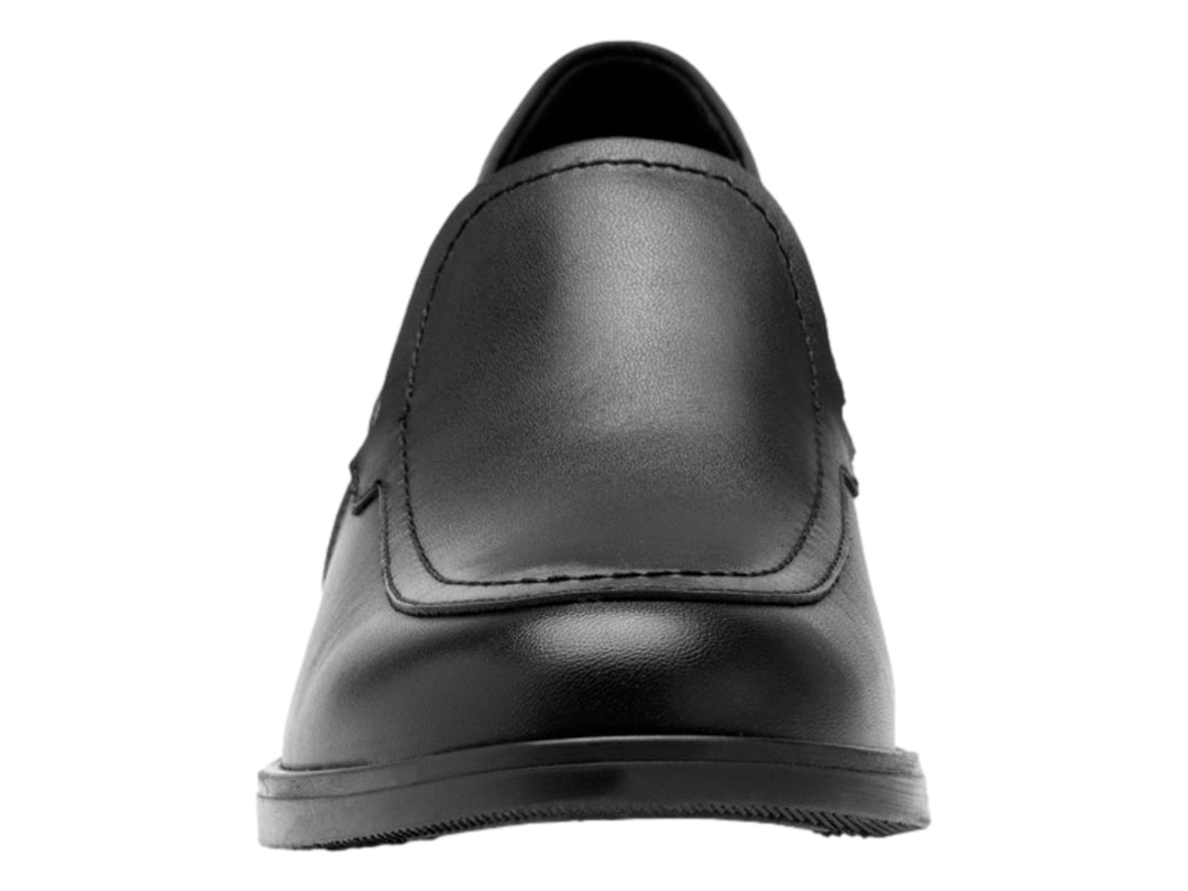 Zapato tipo mocasín de cuero negro con tacón cuadrado bajo.