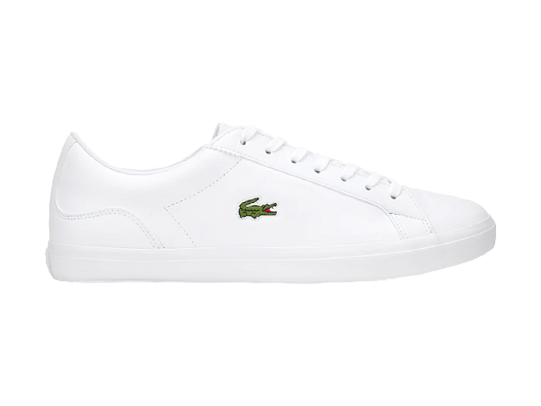 Tenis blancos de cuero marca Lacoste con logotipo de cocodrilo verde en el lateral.