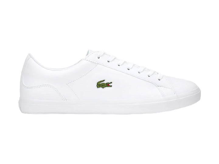 Tenis blancos de cuero marca Lacoste con logotipo de cocodrilo verde en el lateral.