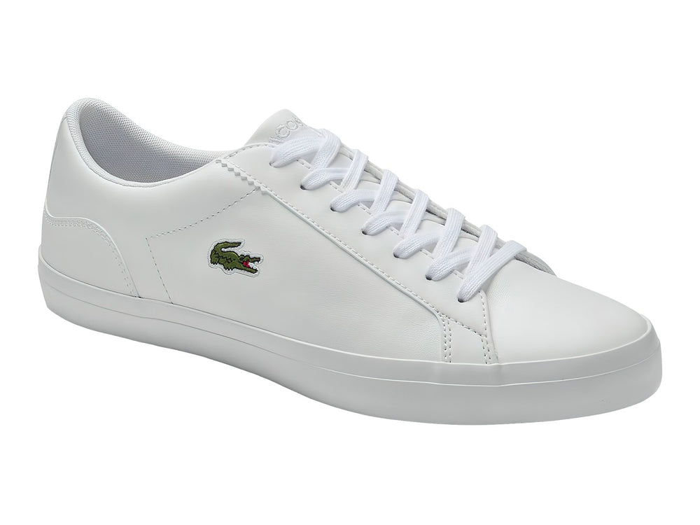 Tenis blancos de cuero marca Lacoste con logotipo de cocodrilo verde en el lateral.