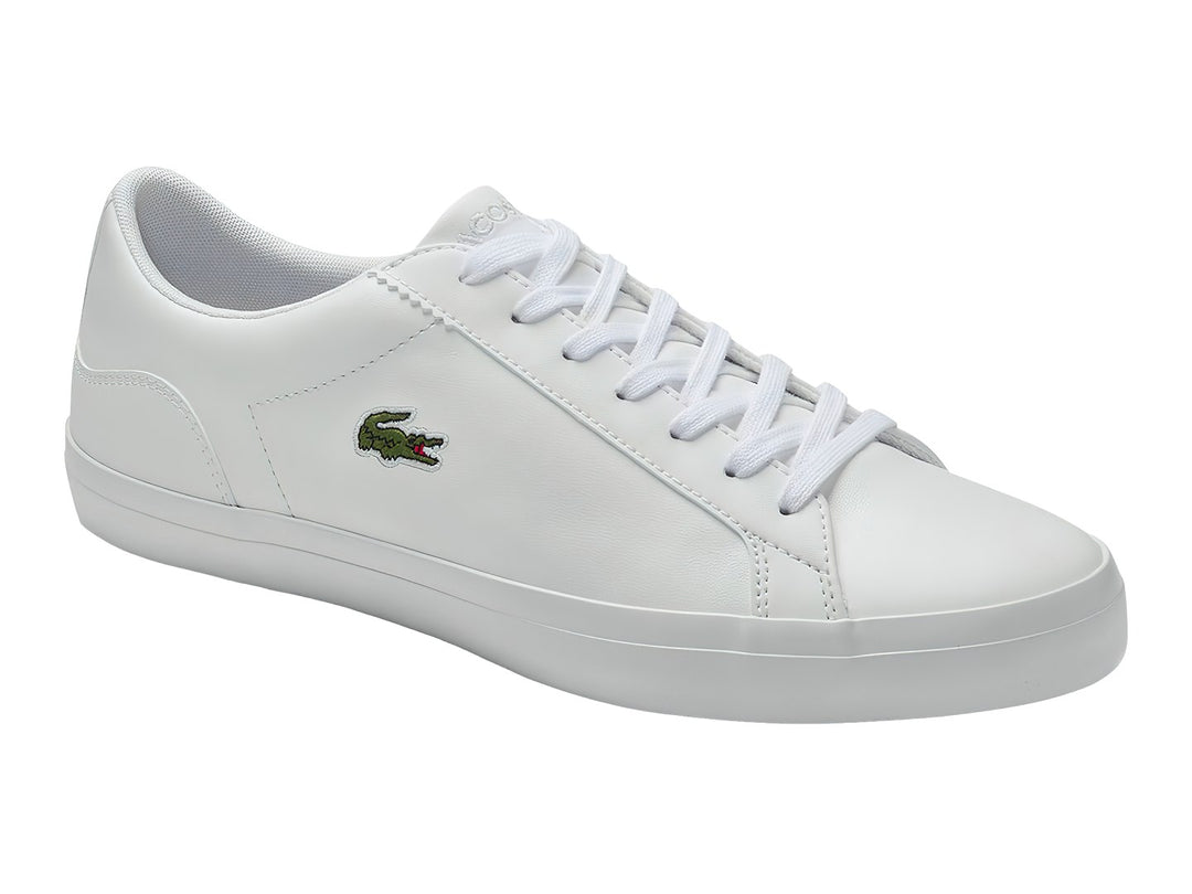 Tenis blancos de cuero marca Lacoste con logotipo de cocodrilo verde en el lateral.