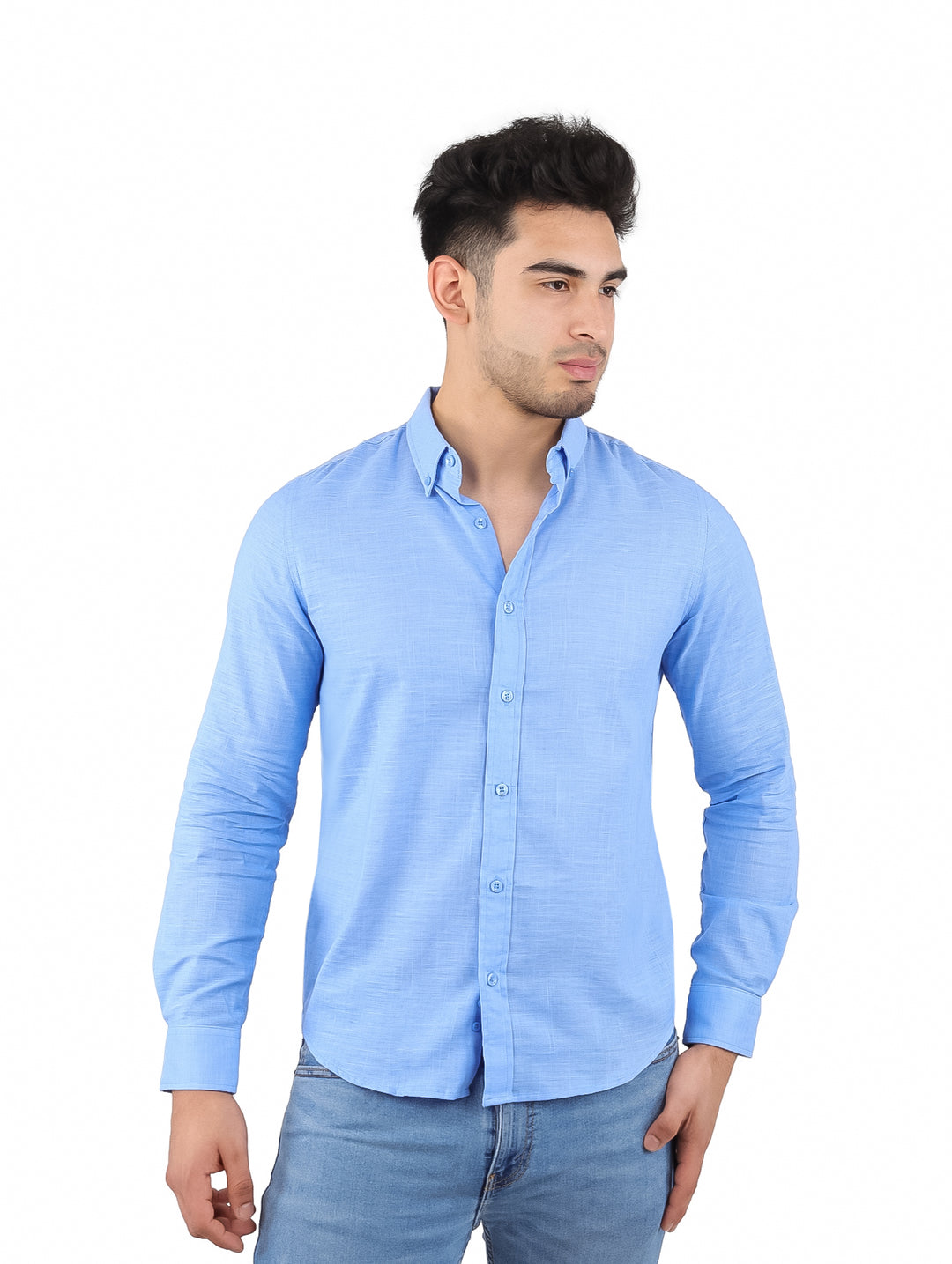 Hombre vistiendo una camisa de lino color azul cielo de manga larga y pantalones vaqueros.