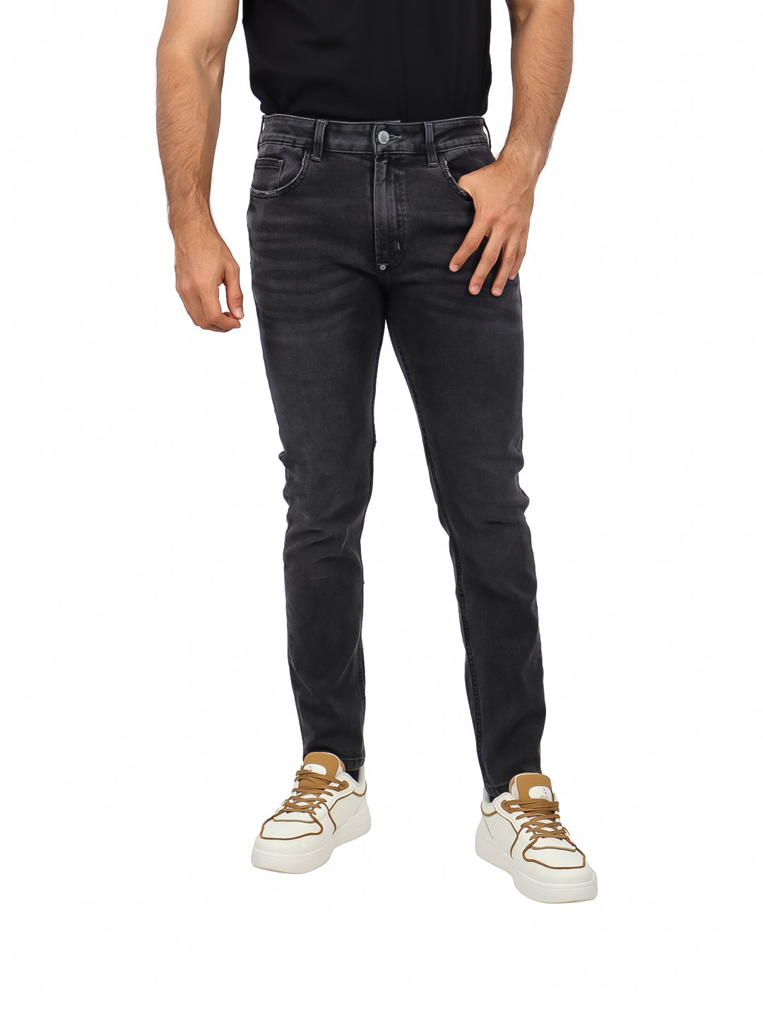 Hombre vistiendo pantalones jeans ajustados de color negro.