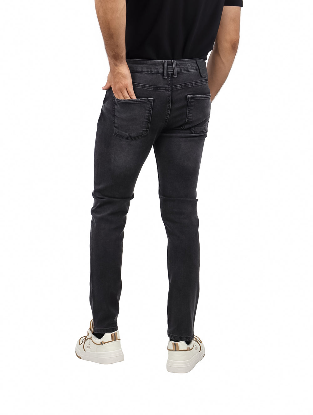 Hombre vistiendo pantalones jeans ajustados de color negro.