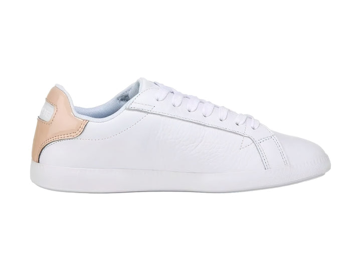 Tenis Lacoste color blanco con detalle en el talón color beige y suela blanca.