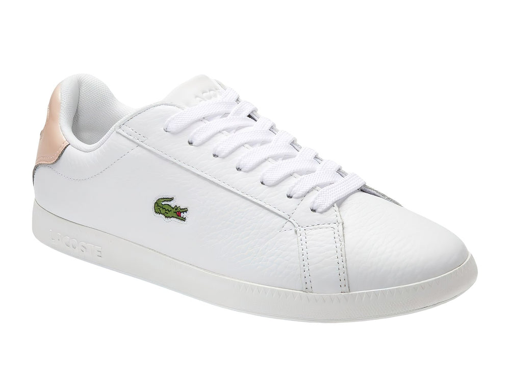 Tenis Lacoste color blanco con detalle en el talón color beige y suela blanca.