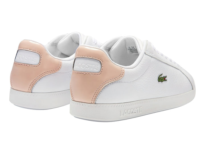 Tenis Lacoste color blanco con detalle en el talón color beige y suela blanca.