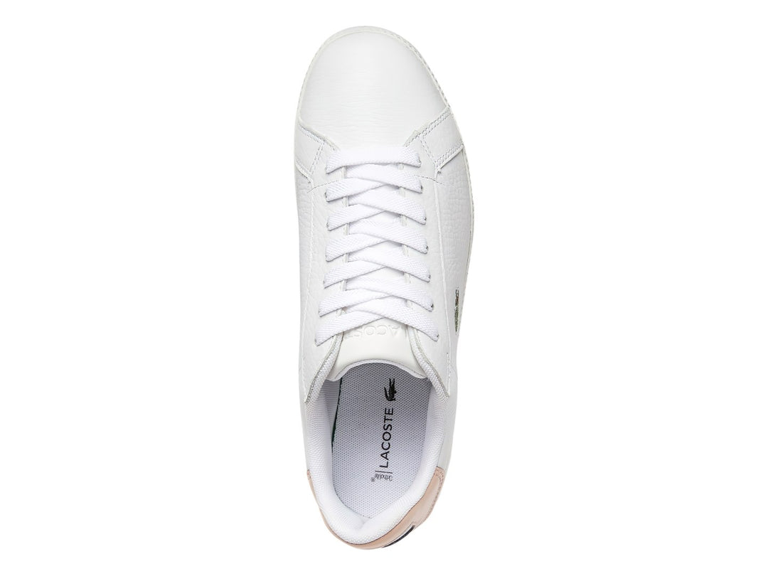 Tenis Lacoste color blanco con detalle en el talón color beige y suela blanca.