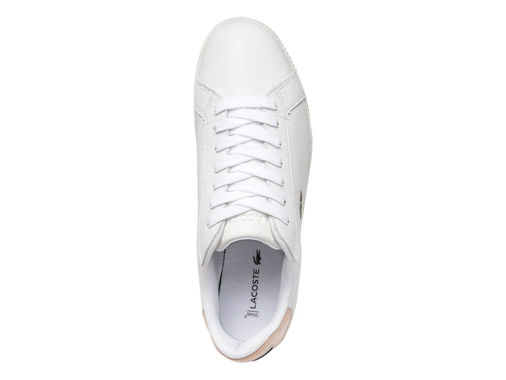 Tenis Lacoste color blanco con detalle en el talón color beige y suela blanca.
