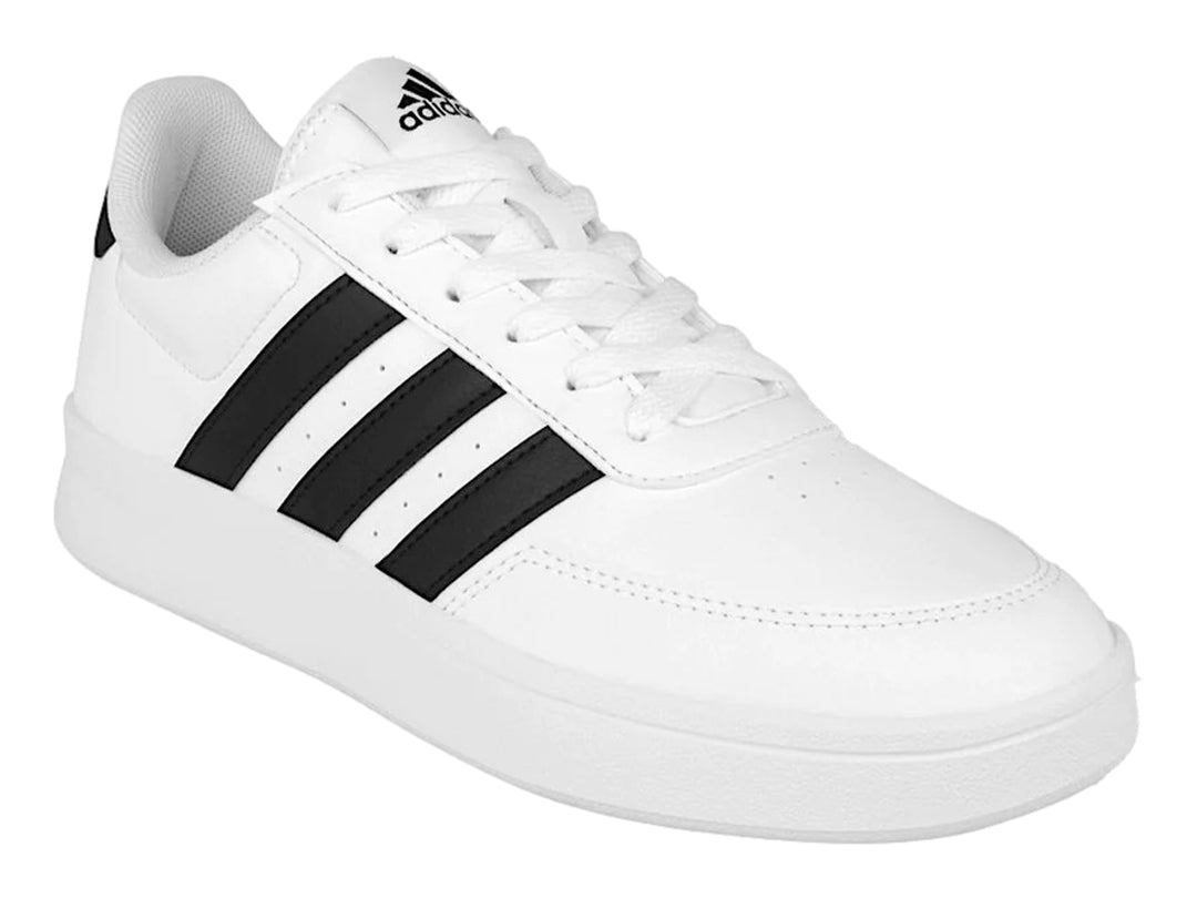 Tenis Adidas Breaknet 2.0 color blanco con tres franjas negras laterales y suela blanca.