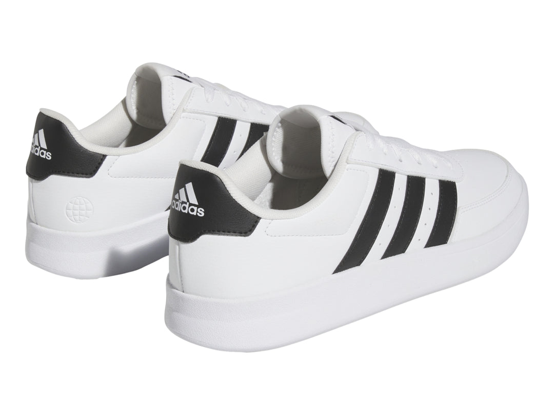 Tenis Adidas Breaknet 2.0 color blanco con tres franjas negras laterales y suela blanca.
