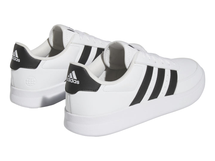Tenis Adidas Breaknet 2.0 color blanco con tres franjas negras laterales y suela blanca.