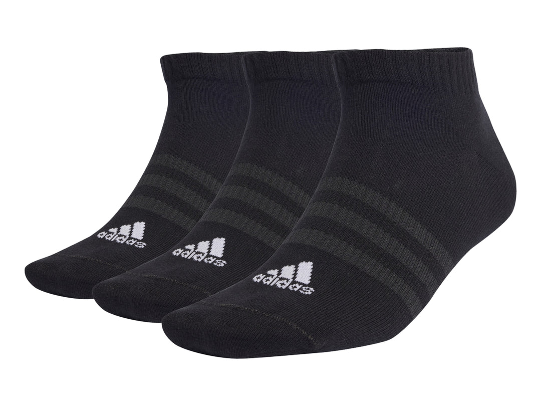 Paquete de tres pares de calcetines cortos Adidas en color negro con logo blanco.