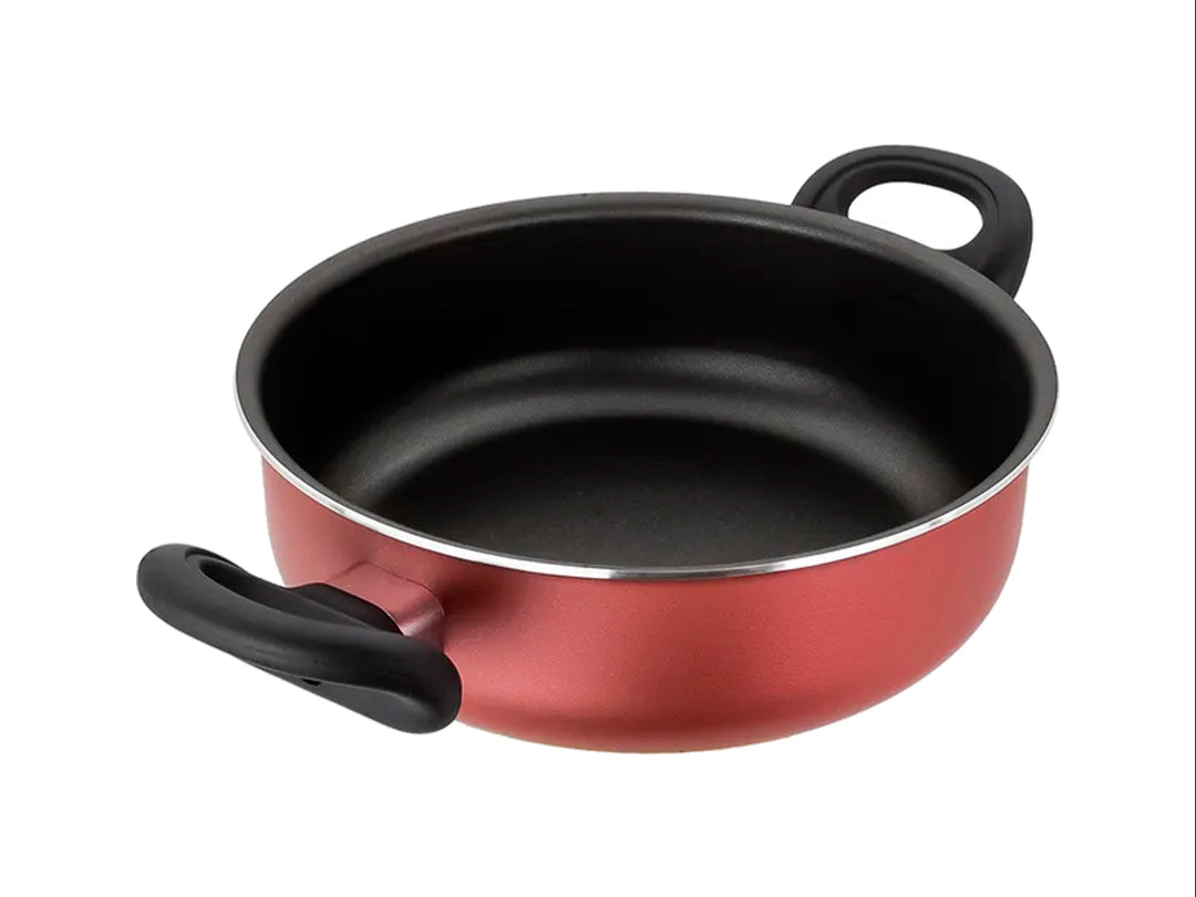 Batería de cocina EKCO Evolution de 6 piezas en color rojo con utensilios negros y tapa de vidrio.