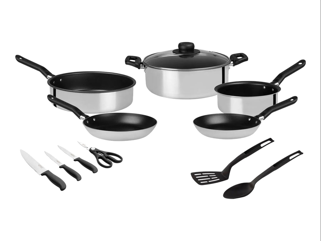 Set de batería de cocina EKCO de 12 piezas en color plata con mangos negros, incluye ollas, sartenes y utensilios.