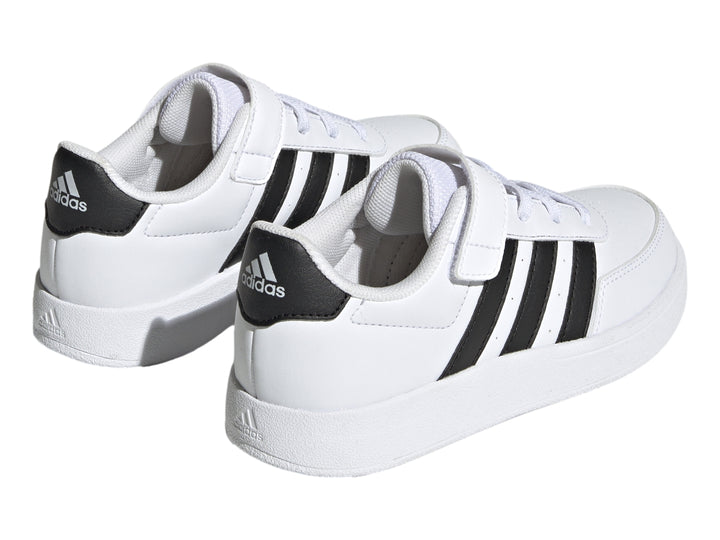 Tenis Adidas Breaknet 2.0 color blanco con tres franjas negras laterales, cierre de velcro y cordones para niño.