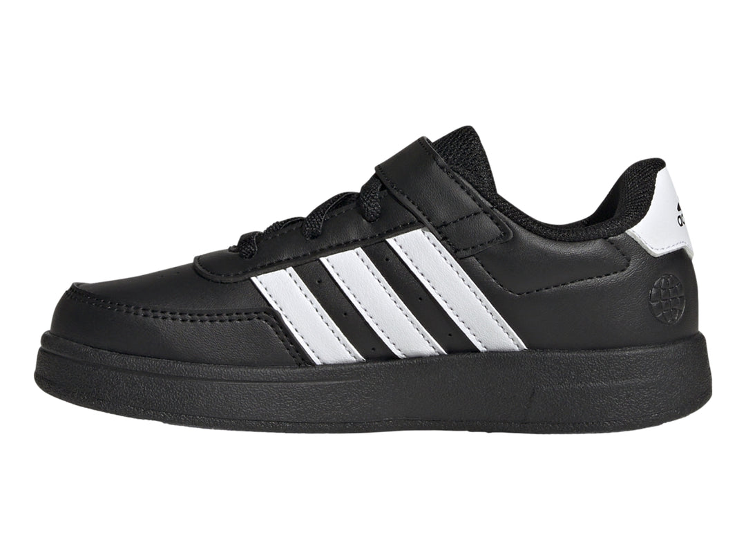 Tenis Adidas Breaknet 2.0 color negro con tres franjas blancas laterales y cierre de banda elástica para niños.