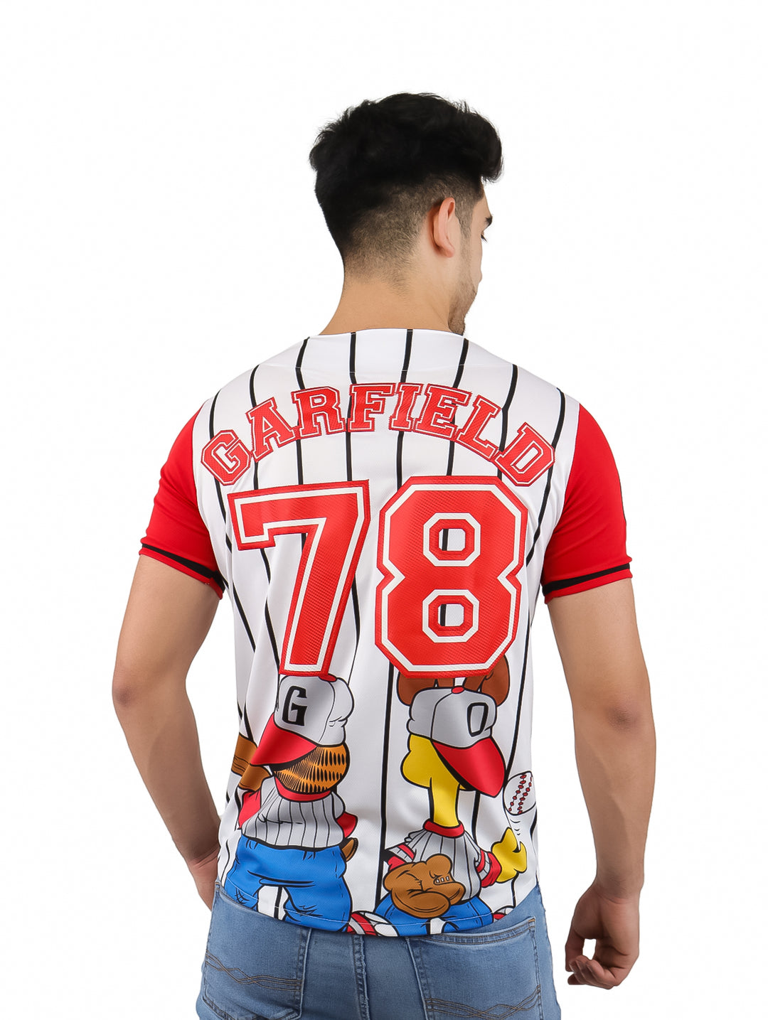 Jersey de béisbol blanco con rayas negras, mangas rojas y personajes de Garfield y Odie.