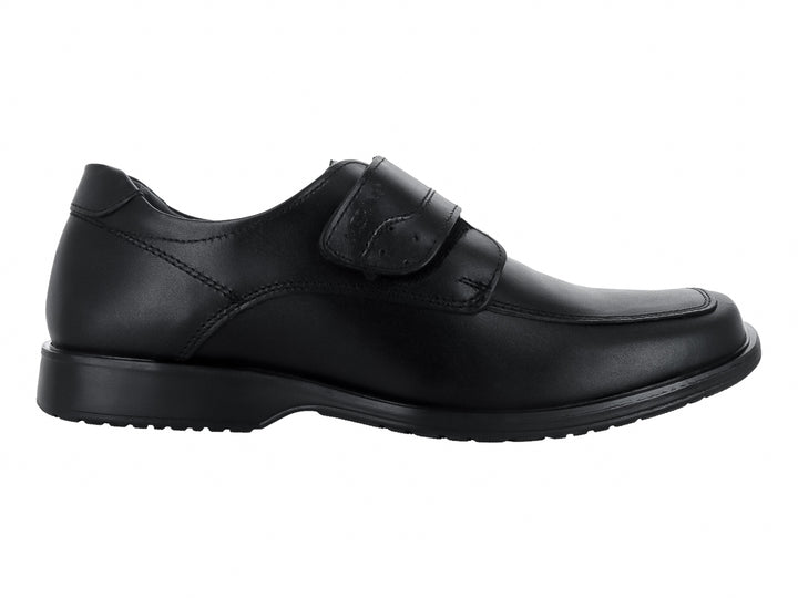 Zapato plano de cuero color negro con correa ajustable.