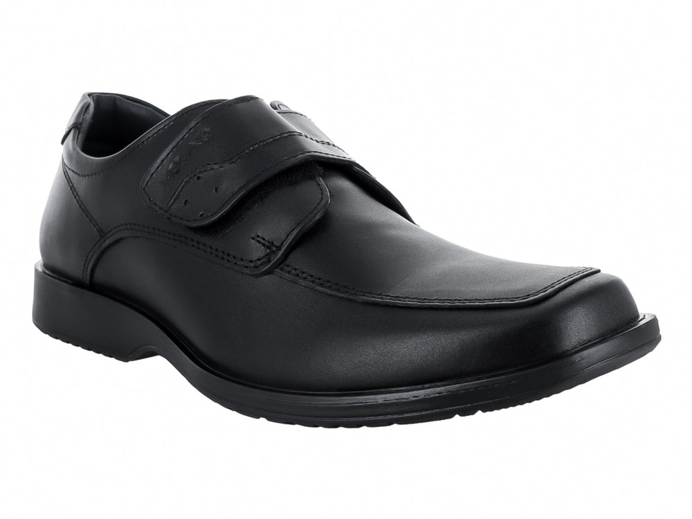 Zapato plano de cuero color negro con correa ajustable.