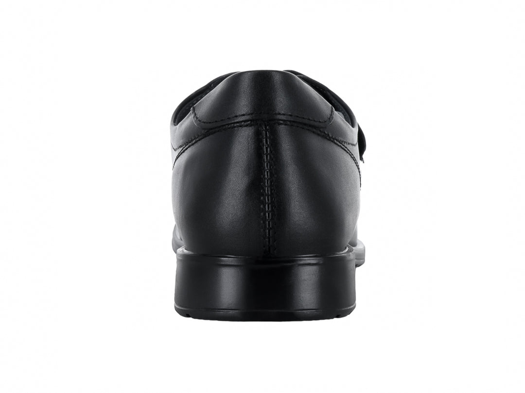 Zapato plano de cuero color negro con correa ajustable.